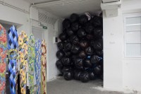 https://salonuldeproiecte.ro/files/gimgs/th-45_3_ Sebastian Moldovan - 2000+, 2012 - Instalație - saci de gunoi, pompă de aer, tuburi de silicon.jpg